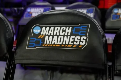كرسي يحمل شعار "March Madness" الخاص بالرابطة الوطنية لرياضة الجامعات، يظهر في سياق بطولة كرة السلة، مع خلفية غير واضحة.