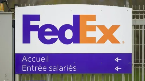 لافتة لشركة FedEx تظهر اسم الشركة باللونين الأرجواني والبرتقالي، مع توجيهات للدخول، في سياق الشكوى القانونية المتعلقة بنقل مكونات عسكرية.