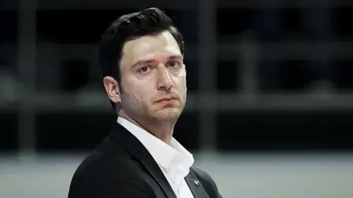 فيرهات أكباش، المدرب التركي الأول للمنتخب الياباني للسيدات في الكرة الطائرة، خلال حفل جائزة الاتحاد الآسيوي 2025.