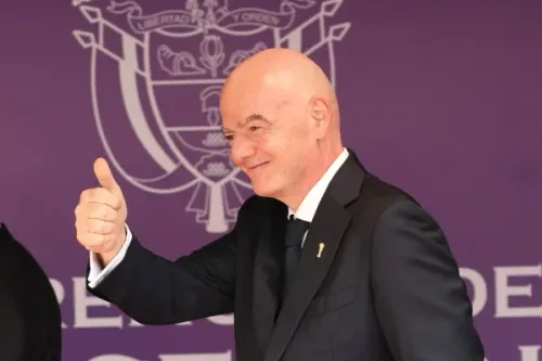 جياني إنفانتينو رئيس FIFA يظهر بإيماءة الإعجاب خلال دعم رؤساء اتحادات كرة القدم العربية له amid الأزمة السياسية وخطة استثمار كأس العالم.