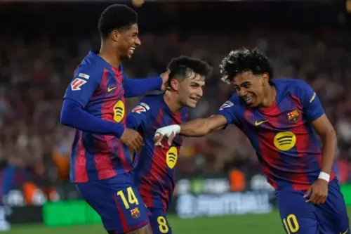 لاعبو برشلونة يحتفلون بعد تسجيل هدف، مع التركيز على الشباب المحليين في الفريق، مما يعكس التوجه الجديد لـ FIFA بشأن إشراك اللاعبين الشباب.