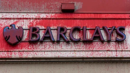 شعار بنك Barclays مغطى برشات طلاء أحمر تعبيراً عن احتجاج ناشطي Palestine Action على استثمارات البنك في شركة Elbit Systems الإسرائيلية.