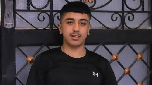 صورة لجاد جاد الله، الفتى الفلسطيني الذي قُتل برصاص القوات الإسرائيلية في مخيم الفارعة، يظهر مبتسمًا أمام باب منزله.