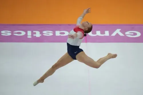 أنجلينا ميلنيكوفا تؤدي قفزة مذهلة في بطولة العالم للجمباز، حيث تسعى للتأهل للنهائيات بعد فترة توقف طويلة.