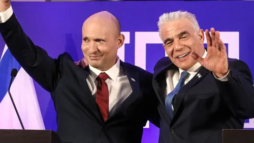 أعلن نافتالي بينيت ويائير لابيد عن دمج حزبيهما في تكتل "معاً" لمنافسة نتنياهو في الانتخابات القادمة، مع التركيز على الوحدة والإصلاح.