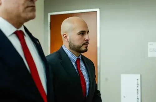 رقيب سابق في شرطة نيويورك، إريك دوران، يدخل المحكمة أثناء محاكمته بتهمة القتل غير العمد في وفاة إريك دوبري.