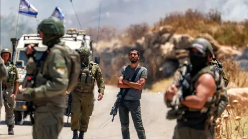 مواجهات بين جنود إسرائيليين وشاب فلسطيني في الضفة الغربية، وسط تصاعد التوترات الأمنية والسياسية.