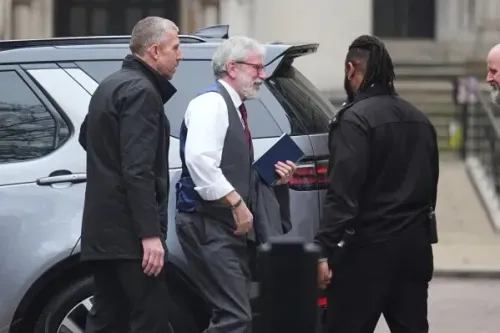 جيري آدامز، الزعيم السابق لحزب الشين فين، يصل إلى المحكمة في لندن، وسط حراسة، لمواجهة اتهامات تتعلق بتفجيرات الجيش الجمهوري الأيرلندي.