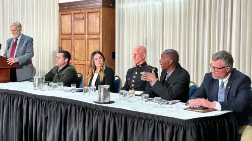 اجتماع لعدد من قدامى المحاربين العسكريين الأمريكيين المناهضين للحرب، حيث يناقشون تأثير السياسة العسكرية الأمريكية على حياة الجنود.