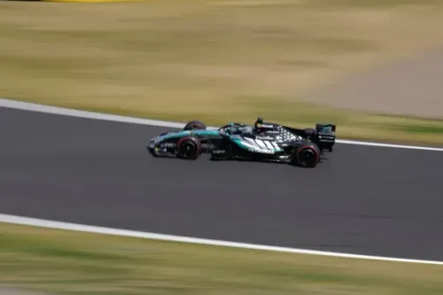 سيارة مرسيدس تسير بسرعة عالية خلال التجارب النهائية لسباق جائزة اليابان الكبرى، مع التركيز على أداء السائق كيمي أنتونيلي.