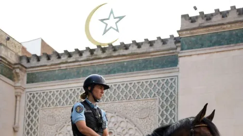 شرطي فرنسي على حصان أمام مسجد مغلق قرب باريس، يعكس توترات حرية العبادة والقيود على المساجد الإسلامية في فرنسا.