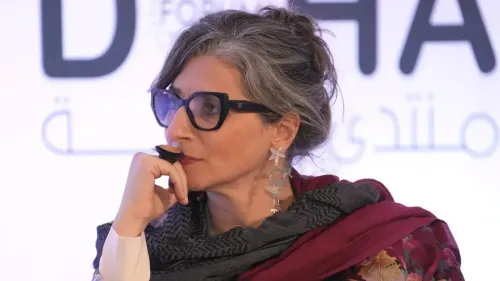 صورة لفرانشيسكا ألبانيز، المقررة الخاصة للأمم المتحدة المعنية بفلسطين، خلال مشاركتها في منتدى. تعكس تعبيراتها الجادة اهتمامها بالقضايا الإنسانية.