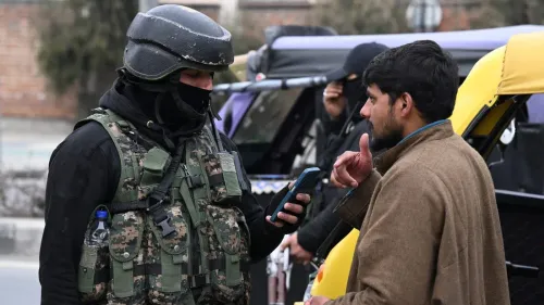 جندي هندي يرتدي زيًا عسكريًا ويتحقق من هوية شاب في كشمير في ظل إجراءات أمنية مشددة بعد إلغاء الوضع الدستوري الخاص بالمنطقة.