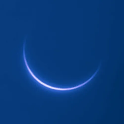 الهلال الرفيع لكوكب الزهرة يظهر مع غلافه الجوي المضيء خلال الاقتران السفلي قرب الشمس في أكتوبر 2026.