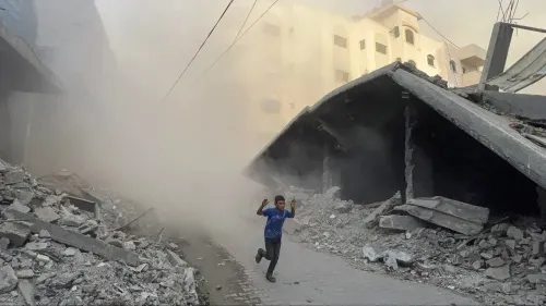 طفل يركض في شارع مغطى بالأنقاض والغبار بعد قصف، مما يعكس آثار الحرب على المدنيين في إيران وغزة.