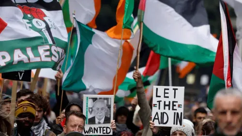 مظاهرة حاشدة تدعو لإدخال المساعدات إلى غزة، مع رفع أعلام فلسطينية وأيرلندية، ولافتة تطالب بإيصال المساعدات الإنسانية.