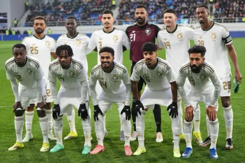 تشكيلة المنتخب السعودي لكرة القدم، مرتدين القمصان البيضاء، استعداداً لمنافسات كأس العالم 2026، مع التركيز على تطوير المواهب المحلية.