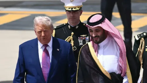 زيارة ولي العهد السعودي الأمير محمد بن سلمان إلى واشنطن مع الرئيس الأمريكي دونالد ترامب، حيث يتباحثان حول صفقات دفاعية متقدمة.