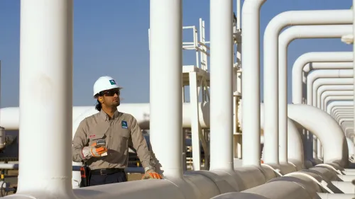مهندس يرتدي خوذة ونظارات واقية يتفقد خطوط أنابيب النفط في الإمارات، ضمن مشاريع البنية التحتية لتجاوز مضيق هرمز.