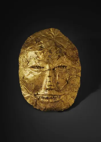 قناع ذهبي صغير من جزيرة جاوة يعود للعصر ما قبل الكلاسيكي، استخدم في الطقوس الجنائزية لتكريم الأرواح وتمييز الموتى.