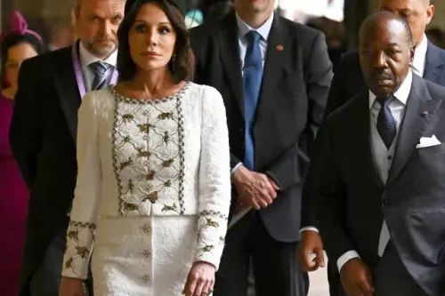 سيلفيا بونغو وابنها نور الدين بونغو فالنتين في محكمة ليبرفيل، حيث تم الحكم عليهما بالسجن 20 عامًا بتهم فساد وغسل أموال.