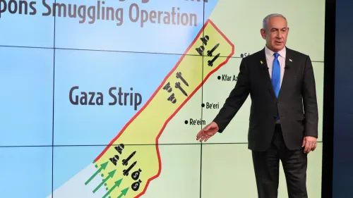 نتنياهو يشرح خريطة توضح مناطق في غزة خلال مؤتمر صحفي حول اتفاق وقف إطلاق النار، مع التركيز على عمليات التهريب.