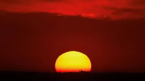 غروب الشمس وراء غيوم داكنة، يعكس شعور الأمل والتغيير في غزة مع دخول اتفاق وقف إطلاق النار حيز التنفيذ.