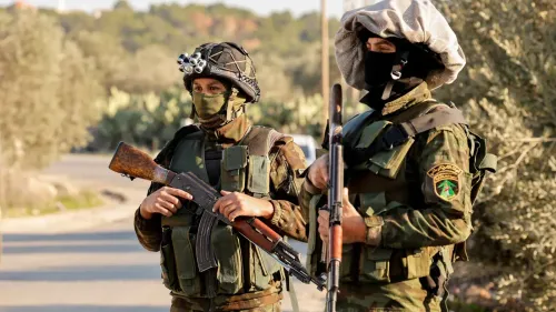 عناصر من قوات الأمن الفلسطينية يرتدون زيًا عسكريًا ويحملون أسلحة في موقع قمعي، وسط مشهد طبيعي في الضفة الغربية.
