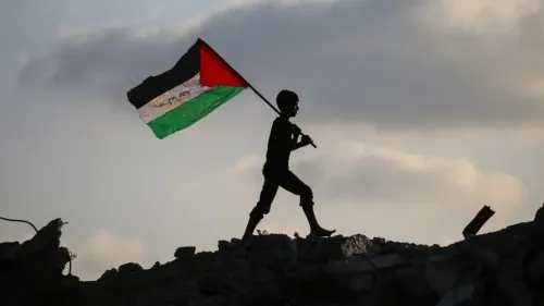 طفل فلسطيني يحمل علم فلسطين، يسير فوق أنقاض، مما يعكس التحديات والآمال في ظل الوضع السياسي الراهن.