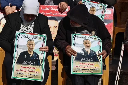 محتجون يحملون لافتات تحمل صورة الدكتور حسام أبو صفية، مدير مستشفى كمال عدوان، في فعالية تضامنية تسلط الضوء على معاناته في السجون الإسرائيلية.