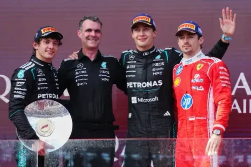 جورج راسل وزميله كيمي أنتونيلي يحتفلان بفوز مرسيدس في سباق أستراليا، مع تشارلز لوكلير من فيراري، بعد أداء متميز في السباق.