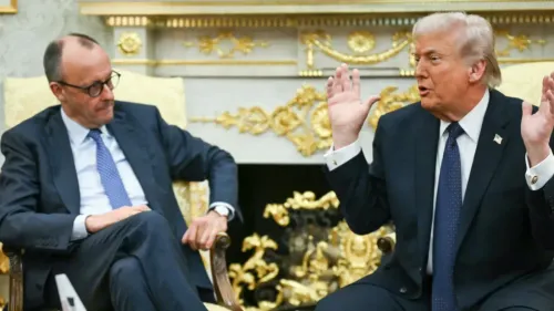 اجتماع بين الرئيس الأمريكي دونالد ترامب والأمين العام لحلف الناتو مارك روتي، حيث يتحدث ترامب بجدية حول قضايا الأمن والناتو.