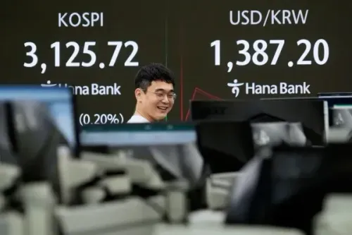 شخص مبتسم يجلس أمام شاشات تعرض مؤشرات سوق الأسهم الكورية الجنوبية (KOSPI) وسعر الدولار مقابل الوون الكوري، في سياق تفاعل الأسواق المالية.