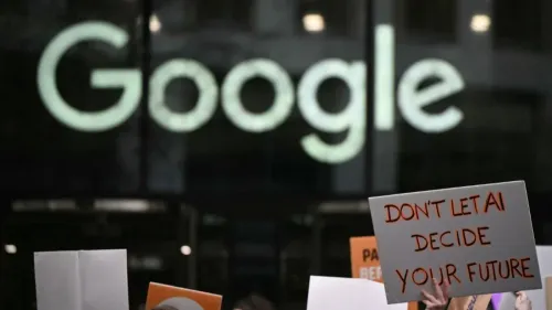 موظفون أمام مبنى Google يحملون لافتات تعبر عن قلقهم من استخدام تقنيات الذكاء الاصطناعي في العمليات العسكرية، مطالبين بحقوقهم.