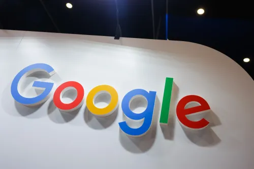شعار Google ملون على جدار أبيض يعكس توسع إعلانات AI Mode دولياً لتعزيز نمو إيرادات البحث عبر الذكاء الاصطناعي.