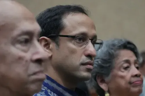 جلسة محكمة الفساد في جاكرتا، حيث يظهر ناديم أنور مكاريم، وزير التعليم الإندونيسي السابق، مع مسؤولين سابقين من Google أثناء الإدلاء بشهاداتهم.