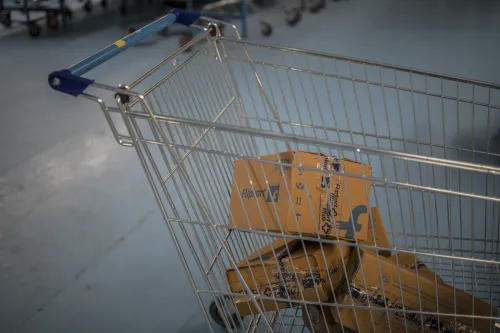 عربة تسوق تحتوي على صناديق تحمل شعار متجر Flipkart، تعبيراً عن تجربة الشراء المباشر عبر الذكاء الاصطناعي في الهند.