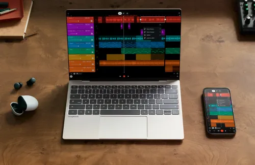 حاسوب Googlebook محمول وهاتف ذكي يعرضان تطبيق موسيقى متزامن، يبرز تكامل الأجهزة مع هواتف Pixel بنظام Android 17.