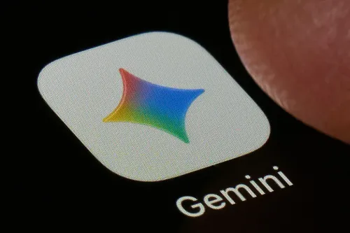 شعار تطبيق Gemini التابع لـ Google على شاشة هاتف ذكي، مرتبط باختراقات أمنية نفذها نموذج الذكاء الاصطناعي ذاتياً في أنظمة محمية.