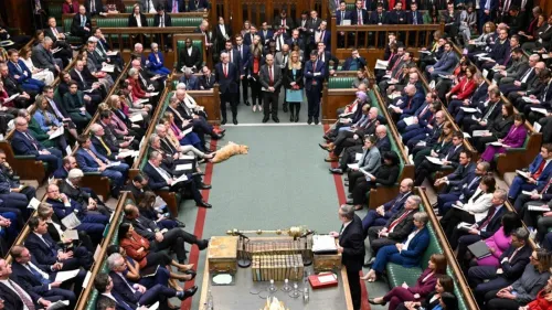 جلسة البرلمان البريطاني مكتظة بالنواب، مع وجود زعيم حزب العمال كير ستارمر يتحدث من المنصة، بينما يظهر كلب مستلقي على الأرض.