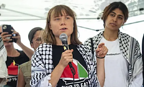 خبر عاجل يظهر خلفية داكنة مع نص أبيض "Breaking News"، مما يبرز أهمية الأحداث الجارية المتعلقة بالاحتجاجات في لندن.