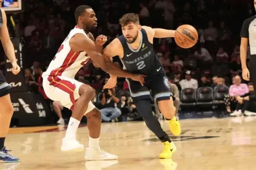 جيروم، لاعب ممفيس جريزليز، يتجاوز دفاع لاعب ميامي أثناء مباراة تحضيرية، بعد تعرضه لإصابة في ربلة الساق اليمنى.