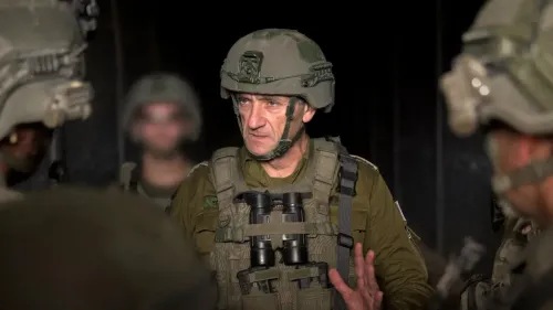 هرتسي هاليفي، رئيس أركان الجيش الإسرائيلي السابق، يتحدث مع جنود أثناء عملية عسكرية، مرتديًا زيًا عسكريًا وخوذة.