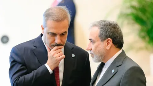 اجتماع بين وزير الخارجية الإيراني عباس عراقجي ومسؤول تركي، يعكسان جهود تركيا للوساطة في النزاع الأمريكي-الإيراني.