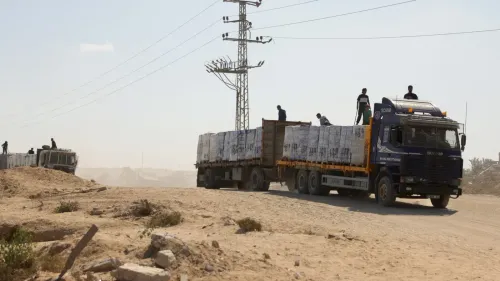 شاحنة مساعدات محملة بالصناديق في غزة، مع مجموعة من الأشخاص حولها، وسط جدل حول مزاعم نهبها من قبل عناصر حماس.