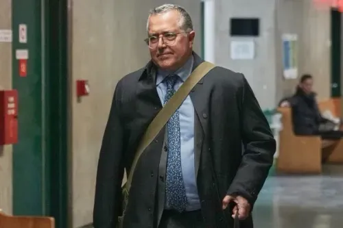 وصول المدّعي العام إلى قاعة المحكمة، حيث يُعقد محاكمة هارفي واينستين بتهمة الاغتصاب، مع التركيز على قضايا السلطة والتلاعب.