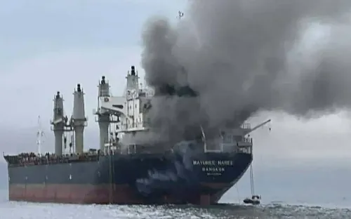 سفينة مشتعلة في البحر، تطلق دخانًا كثيفًا، تعكس تأثير الحرب الأمريكية الإسرائيلية على الاقتصاد الخليجي.