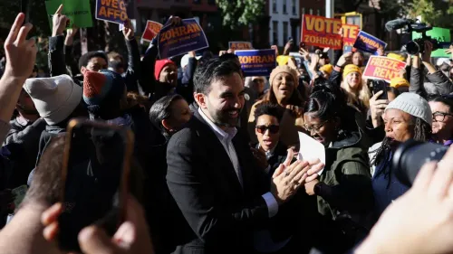 مؤيدو زهران ممداني يحتشدون في بيدفورد-ستايفسانت، بروكلين، خلال يوم الانتخابات، حاملين لافتات تدعو للتصويت له.