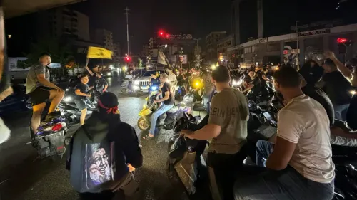 تجمع مئات من أنصار حزب الله في شوارع بيروت ليلاً، متظاهرين بدراجات نارية ضد الاتفاق بين لبنان وإسرائيل، مع إغلاق طرق رئيسية.