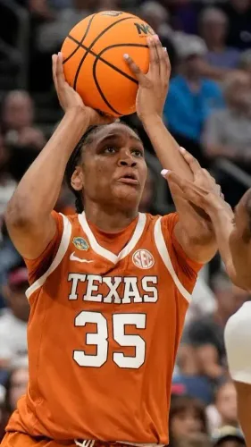 لاعبة كرة سلة ترتدي زي فريق تكساس، تستعد لإطلاق كرة السلة، مع التركيز على الأداء في بطولة SEC.